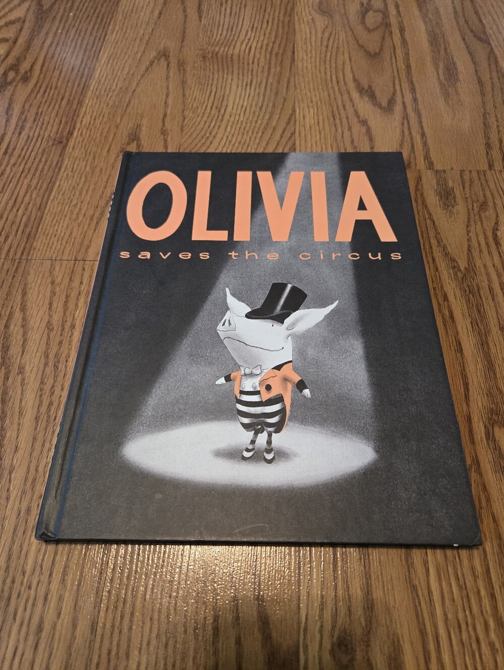 Olivia Saves the Circus by Ian Falconer 2001 Picture Book Illustrated Hardcover